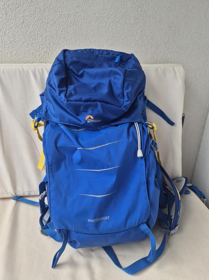 Modrý fotobatoh Lowepro Photo Sport BP 300 AW II z čelního pohledu