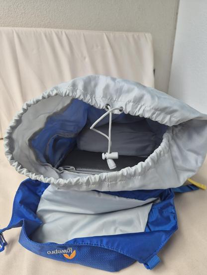 Modrý fotobatoh Lowepro Photo Sport BP 300 AW II - pohled ho hlavní komory z vrchu.