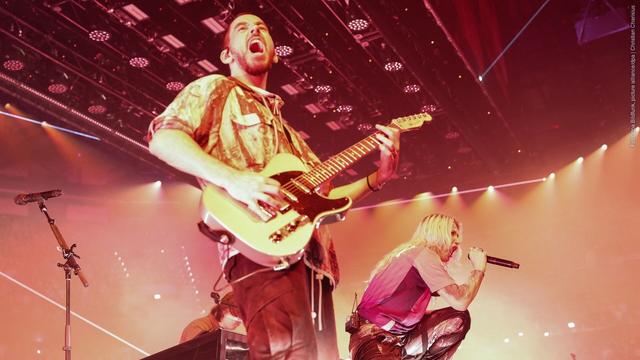 Mike Shinoda und Emily Armstrong von Linkin Park. Die Band will das Lied „One More Light“ nicht mehr live spielen.  (Foto: dpa Bildfunk, picture alliance/dpa | Christian Charisius)