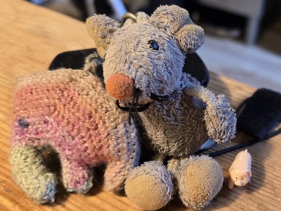 Links, ein gehäkelter Elefant, eine Maus und ganz rechts ein kleines Schwein aus Kunststoff