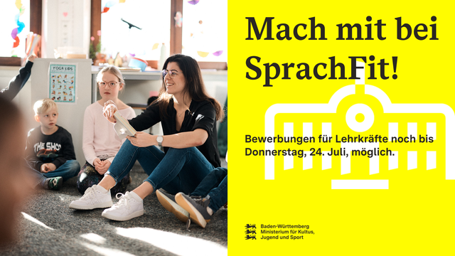 Eine Lehrerin sitzt mit Schülerinnen und Schülern im Kreis