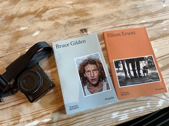 Gilden ja Erwitt pääsi mukaan kotiin kirjamuistoina, Erwittin kirjoja taidan hankki netistä lisää. Vieressä Ricoh GR IIIx.