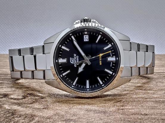 Casio Edifice EFV-100D auf der Seite liegend.