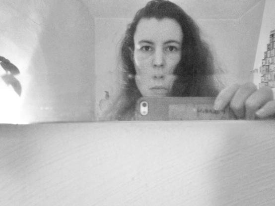 Self-portrait of the photographer in a bevelled mirror that makes er look like e has two noses, haha. (Version françæ) Autoportrait dal photographe dans æn miroir biseautæ qui lui fait æn double-nez hihi.
