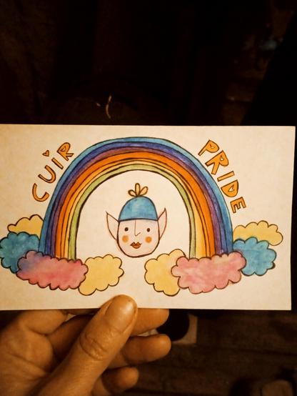 En la imagen que es una ilustración se ve un duende central y sobre el un arco iris que termina en nubes y dice: cuir pride