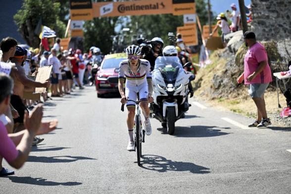 Le champion du monde Tadej Pogacar (UAE Team Emirates) en route pour la victoire sur la 12e étape du Tour de France, le 17 juillet 2025, sur les pentes d'Hautacam. - Photo : ASO/Billy Ceusters