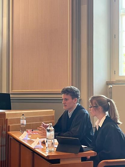Zwei Teilnehmer:innen des Elsa Deutschland Moot Court Lokalentscheids am Landgericht Kiel.