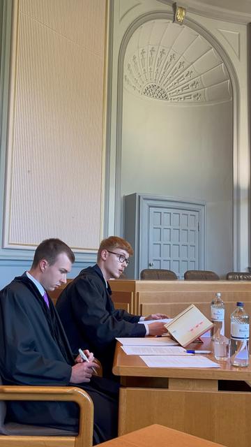 Zwei Teilnehmer:innen des Elsa Deutschland Moot Court Lokalentscheids am Landgericht Kiel.