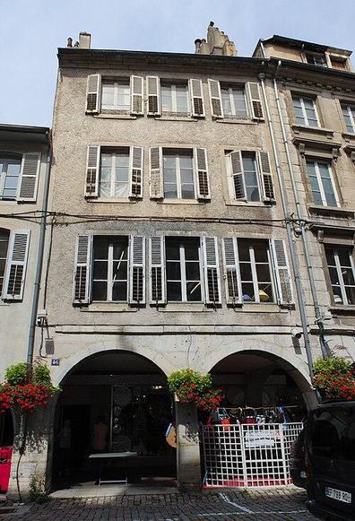 Maison à #LonsleSaunier (#Jura) Construction 4e quart XVIIe siècle, XVIIIe siècle. Façade : inscription par arrêté du 2 décembre 1926.
Suite 👉 https://monumentum.fr/monument-historique/pa00101924/lons-le-saunier-maison
#Patrimoine #MonumentHistorique
Photo CC-BY-SA 4.0 : Chabe01