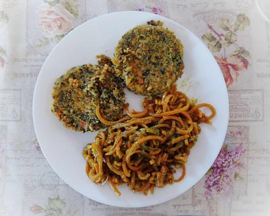 Spaghetti di carote al pesto e hamburger di verdure e farina di ceci