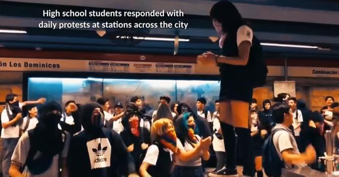 Der Beginn der Proteste in Chile: Versammlung in einer U-Bahnstation (Screenshot)