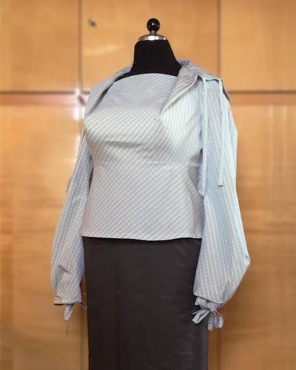 Foto der Märzbluse, offen getragen.