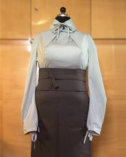 Foto der Märzbluse, geschlossen getragen, mit Bleistiftrock und Waspie.