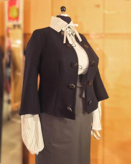 Foto der offenen Märzjacke, offen getragen, mit Märzbluse, Märzrock und Waspie.