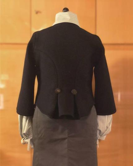 Foto der Märzjacke in Rückansicht, mit Märzbluse und Märzrock.