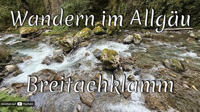 Wild fließender Gebirgsbach mit Felsen in der Breitachklamm, Allgäu, mit Text 'Wandern im Allgäu - Breitachklamm'