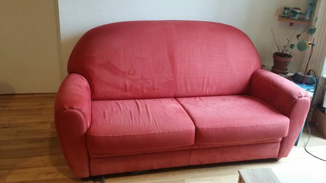 Photo d'un canapé rouge 2 places, très confortable et cherchant une nouvelle maison...