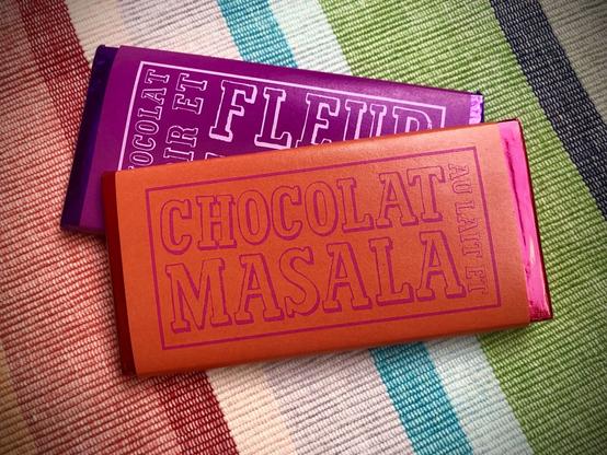 Deux tablette de chocolat : Chocalat masala et chocolat noir et fleur de seul, de la chocolaterie Les chocolats de Chloé.
