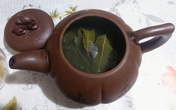 Лист иван-чая в заварнике.