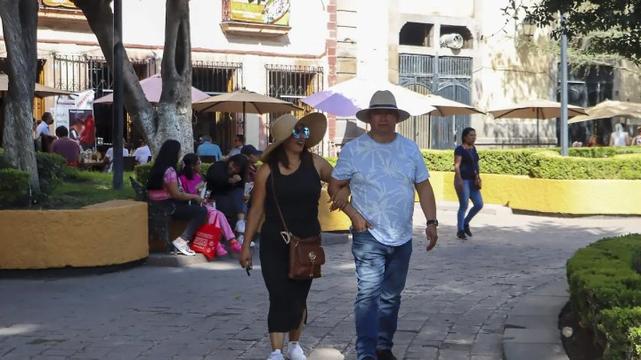 Personas caminan en plaza publica
