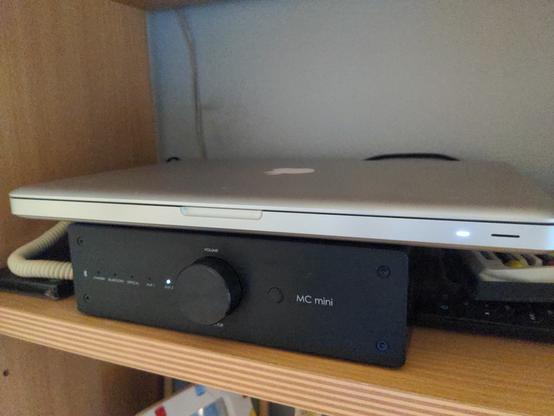 photo : sur mon étagère, le macbook fermé posé par dessus le préampli pour la musique.