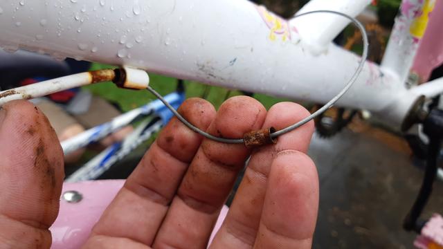 Freins et transmission à refaire sur un vélo enfant, resté dehors faute d'abri vélo dans l'immeuble.