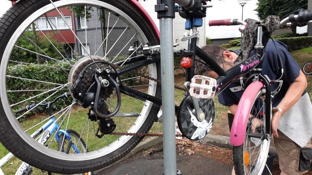 Vélo pour (grand) enfant après décrassage, lubrification et  changement du dérailleur.