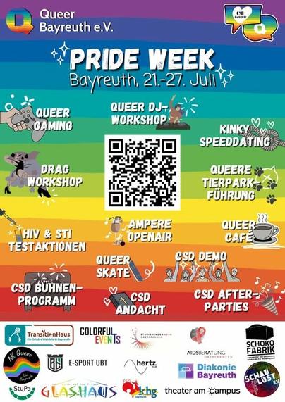 Gestaltung und Layout:
Das Plakat hat einen lebendigen Regenbogen-Farbverlauf als Hintergrund, der von Violett oben über Blau und Grün bis zu Orange und Rot unten verläuft. Oben links ist das Logo von Queer Bayreuth e.V. zu sehen, rechts oben befinden sich Social-Media-Icons.
Haupttitel:
In großen, weißen Buchstaben steht mittig "PRIDE WEEK" mit funkelnden Sternen-Symbolen, darunter "Bayreuth, 21.-27. Juli" in kleinerer Schrift.
Veranstaltungen:
Das Plakat bewirbt verschiedene Events, die über das gesamte Plakat verteilt sind:

Queer Gaming (mit Gaming-Controller-Symbol)
Queer DJ-Workshop
Kinky Speeddating (mit Herz-Symbol)
Drag Workshop (mit Drag-Queen-Figur)
Queere Tierparkführung
HIV & STI Testaktionen
Ampere Openair
Queer Café (mit Kaffeetassen-Symbol)
CSD Bühnenprogramm
Queer Skate
CSD Demo (mit jubelnden Figuren)
CSD Andacht
CSD Afterparties

QR-Code:
Zentral im Plakat befindet sich ein großer QR-Code für weitere Informationen.
Sponsoren und Partner:
Am unteren Rand sind die Logos verschiedener Unterstützer und Partner abgebildet, darunter TransitionHaus, Colorful Events, E-Sport UBT, Glashaus, Diakonie Bayreuth, Schoko Fabrik und andere lokale Organisationen.
Das Plakat vermittelt eine fröhliche, einladende Atmosphäre und bewirbt eine vielfältige Programmwoche zur Feier der LGBTQ+-Community in Bayreuth.