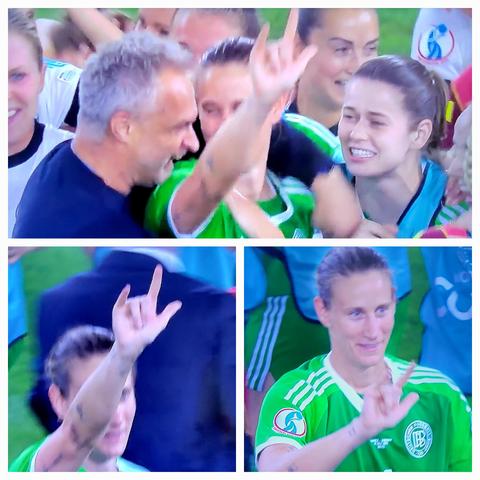 Collage aus 3 TV Szenen im Jubelgetümmel mit Torhüterin Ann-Katrin Berger im grünen Trikot. Auf allen 3 Fotos reckt sie ihre Hand hoch in Richtung eines entfernten Fixpunkt im Publikum. Dabei sind Daumen, Zeigefinger, kleiner Finger ausgestreckt, Ring- und Mittelfinger nach unten geklappt. Es sieht aus wie das unter Gehörlosen bekannte ILY Zeichen, das für "I Love You" steht.