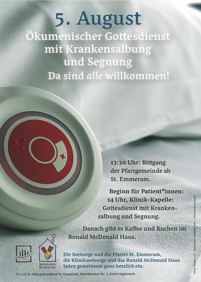 Eine Postkarte, hochkant: Infotext auf einem Bildhintergrund. Zu sehen ist in Nahaufnahme der rote Knopf einer Bettglocke, wie es sie in Krankenhäusern gibt, inmitten von weißem Bettzeug. Farblich kontrastiert das Rot mit dem Weiß, in den Falten des Stoffes liegen blass blaugrüne Schatten. Darauf der Text, das Datum in gedeckt blauer Schrift, das übrige in weißen Buchstaben: „5. August. Ökumenischer Gottesdienst mit Krankensalbung und Segnung. Da sind alle willkommen!“ Und: „13:30 Uhr: Bittgang der Pfarrgemeinde ab St. Emmeram. Beginn für Patient*innen: 14 Uhr, Klinik-Kapelle: Gottesdienst mit Krankensalbung und Segnung. Danach gibt es Kaffee und Kuchen im Ronald McDonald Haus. Die Seelsorge und die Pfarrei St. Emmeram, die Klinikseelsorge und das Ronald McDonald Haus laden gemeinsam ganz herzlich ein.“ Unten auf der Seite sind das Logo des Pfarrverbands und des Ronald-McDonald-Hauses zu sehen, außerdem steht dort „V.i.S.d.P.: Pfarrgemeinderat St. Emmeram, Rosenheimer Str. 3, 83569 Vogtareuth“.
