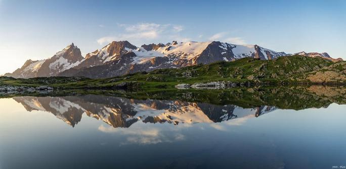 Amanecer desde la orilla del Lac Noir, en el Plateau d'Emparis. 

Las vistas hacia el pico de La Meije (izquierda), un coloso rodeado de imponentes glaciares y que roza los 4000 msnm, son de lo más bonito e idílico que puede disfrutarse en los Ecrins.

Panorámica de 3 tomas horizontales.
Trípode, disparador remoto, filtros polarizador circular y degradado de 3 pasos.