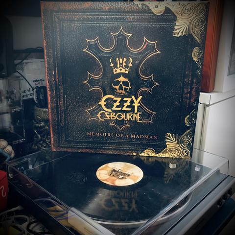 Photo d’une platine vinyle où tourne le disque Memoirs of a Madman par Ozzy Osbourne.