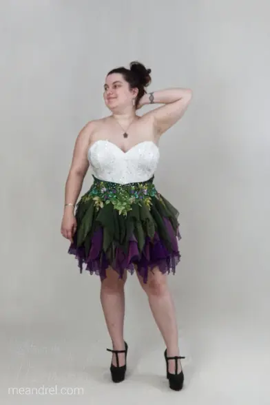 La longue jupe est remplacée par une jupe courte, dégradée verte et violette, formant plein de pointes et de remous.