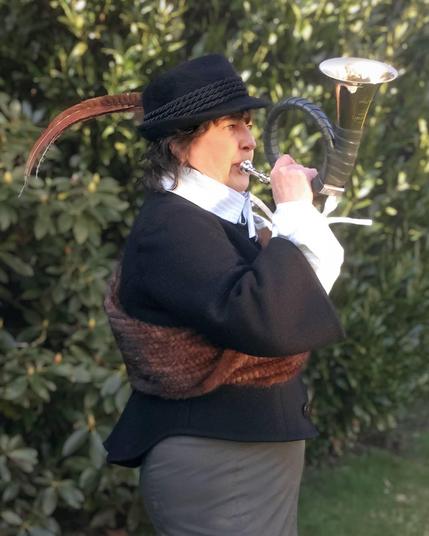 Jagdbraut mit Jagdhorn im Outfit von Iris Luckhaus