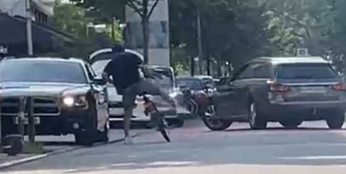 Grundsätzliche  Verfehlung. Der Geänderte StrassenVerkehrsRaum in der seid Mai 25 exklusiven  reinen zentralsten Premium RadverkehrsAnlage- Lange Kaube