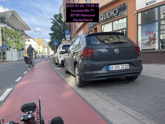 suche sicheren Radweg- Wie hier Blutstreifen Inder Veloroute 05/06 - Statt illegale öffentliche  Autolagerflächen >> Könnten hier Bäume gegen überhitzte urbane Straßen w