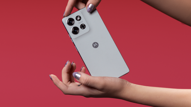 <figure class="wp-block-image size-large wp-lightbox-container"><img alt="Smartphone Motorola Moto G75 cinza com duas mãos o segurando" class="wp-image-791010" height="597" src="https://files.tecnoblog.net/wp-content/uploads/2024/10/motorola-moto-g75-edited-2-1060x597.png" width="1060" /><button class="lightbox-trigger" type="button">
			<svg fill="none" height="12" viewBox="0 0 12 12" width="12" xmlns="http://www.w3.org/2000/svg">
				<path d="M2 0a2 2 0 0 0-2 2v2h1.5V2a.5.5 0 0 1 .5-.5h2V0H2Zm2 10.5H2a.5.5 0 0 1-.5-.5V8H0v2a2 2 0 0 0 2 2h2v-1.5ZM8 12v-1.5h2a.5.5 0 0 0 .5-.5V8H12v2a2 2 0 0 1-2 2H8Zm2-12a2 2 0 0 1 2 2v2h-1.5V2a.5.5 0 0 0-.5-.5H8V0h2Z" fill="#fff">
			</svg>
		</button><figcaption class="wp-element-caption">Moto G75 tem câmera com sensor Sony (Imagem: Divulgação / Motorola)</figcaption></figure>



<p>Com o Dia dos Pais se aproximando, as principais lojas varejistas já começaram a disponibilizar ofertas especiais de celulares. Na lista, há os dispositivos Galaxy A16, Moto G75 e outros de 256 GB de armazenamento com até 43% de desconto. Confira abaixo as opções para dar de presente e sem precisar gastar tanto:</p>



<div class="wp-block-yoast-seo-table-of-contents yoast-table-of-contents"><h2>Celulares em promoção para o Dia dos Pais</h2><ul><li><a href="#h-moto-g15-por-r-829-a-vista">Moto G15 por R$ 829 à vista</a></li><li><a href="#h-moto-g35-por-r-959-em-ate-10x-sem-juros">Moto G35 por R$ 959 em até 10x sem juros</a></li><li><a href="#h-galaxy-a16-4g-por-r-
