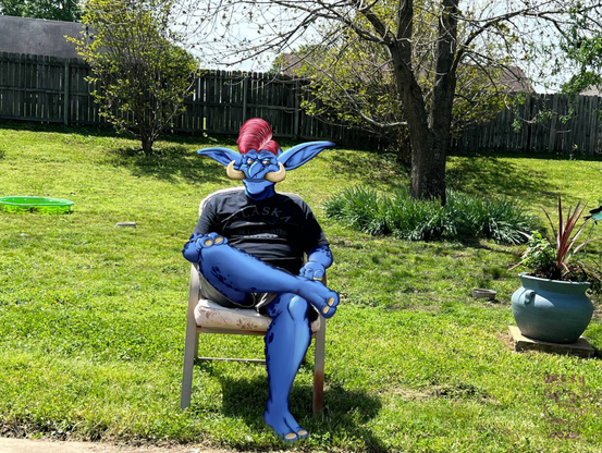 An Draw Over, Image ressemble a WoW Troll that it is taking a relaxing time on a chair. He seems tired but in fact this experience warrior have seeing and live a lot of adventures, this small vacations it is what he was needing.