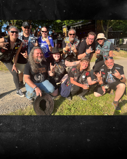 Gruppenbild von Metalheads auf einem Konzertgelände