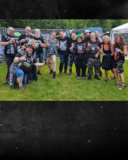 Gruppenbild von Metalheads auf einem Konzertgelände