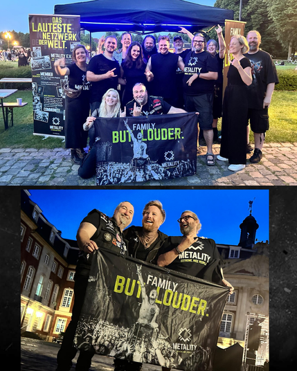 Collage aus 2 Bildern. Das obere Bild zeigt Metalityheads und Gäste an ihrem Infostand. Das zweite Bild zeigt zwei Metalityheads gemeinsam mit Johnny von Soulbound, der ausgelassen lacht. Die Metalityheads haben vor sich eine "Family. But Louder."-Flagge ausgebreitet