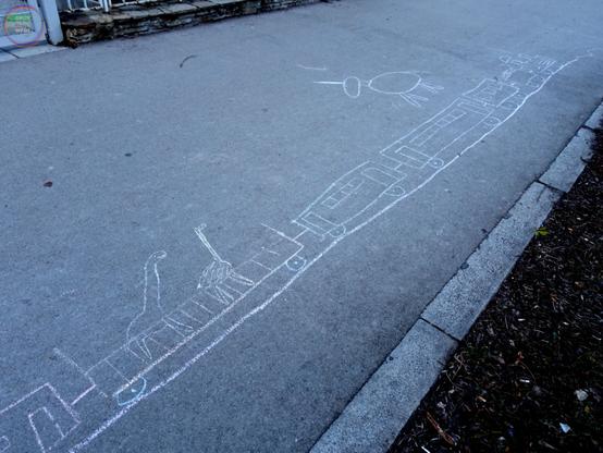 Zug mit Tieren in Waggons, möglicherweise Giraffen-Guanako-Dinosaurier-Hybride, per Kreide gemalt auf Asphalt