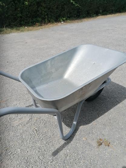 Eine funkelnagelneue Gartenschubkarre