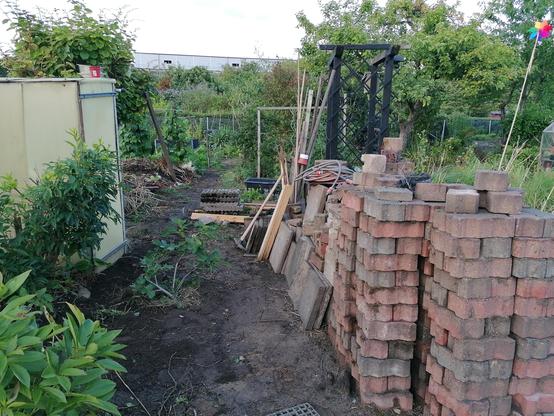 Blick in den Kleingarten, damals noch mit Plastiktomatenhaus und einem wachsenden Stapel Pflastersteinen.