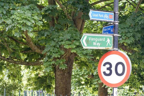 A black metal post has both a (30) sign, as well as a pointer to the Vanguard Way for walking, and cycling signs to Lloyd Park and Croydon.