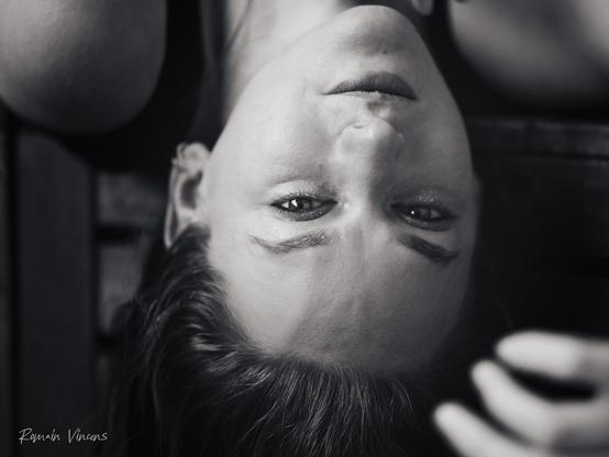 Le visage de Fanny, tête à l'envers. Une lumière qui vient de la gauche fait ressortir son oeil gauche