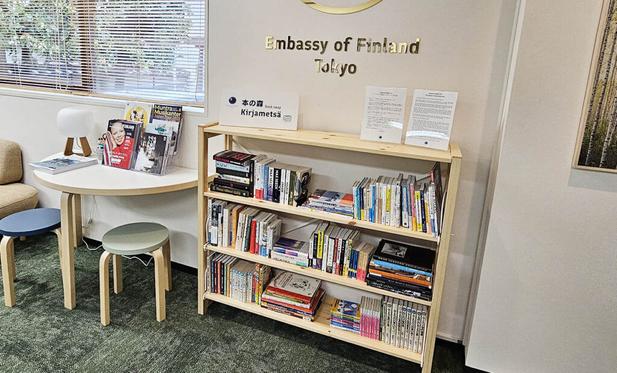 LifTe北欧の暮らし 広尾のフィンランド大使館の受付スペースでスタートしたブックスワップ「Kirjametsä(本の森)」の棚