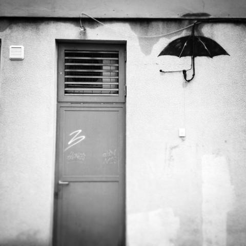 Umbrella graffiti that uses an electric cable to represent the handle. (Version françæ) Graffiti de parapluie qui utilise æn câble électrique pour figurer læ manche.