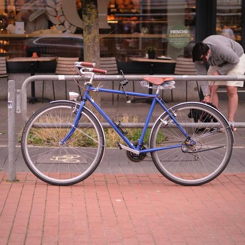 Das Fahrrad am Haltestellengeländer vor Bäcker Günther an der Holtenauer Straße