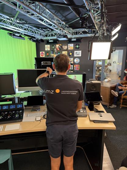 So geht Medienbildung! Ein Mitarbeiter des Kreismedienzentrums bei der Arbeit hinter dem Schnittpult.